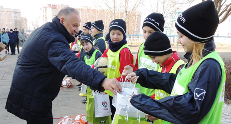 Новое поле для мини-футбола открыли в Марьиной Горке